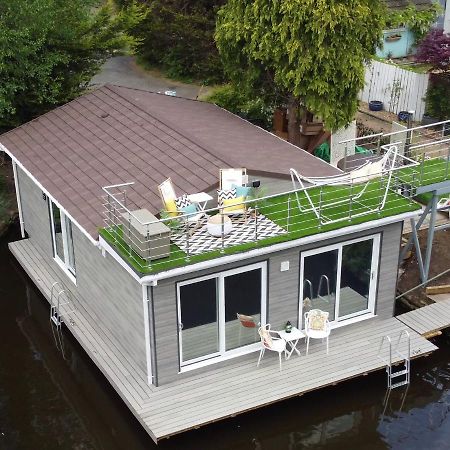 Tulana Taggs - Floating Home On Idyllic Island Hampton Hill Extérieur photo