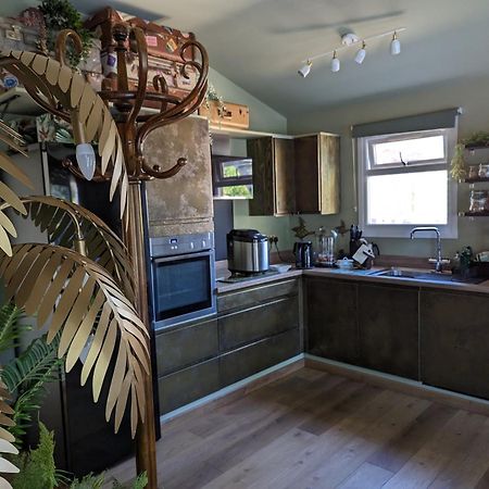 Tulana Taggs - Floating Home On Idyllic Island Hampton Hill Extérieur photo
