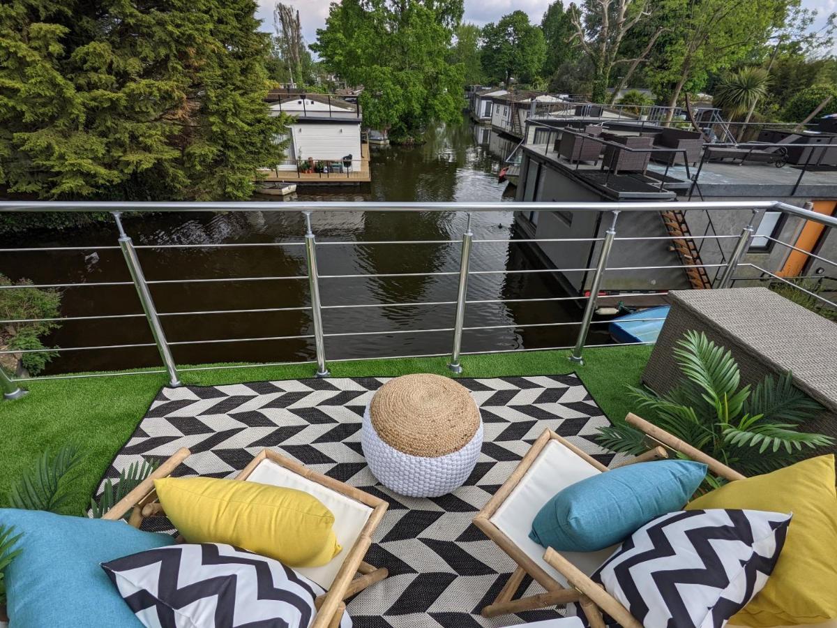 Tulana Taggs - Floating Home On Idyllic Island Hampton Hill Extérieur photo