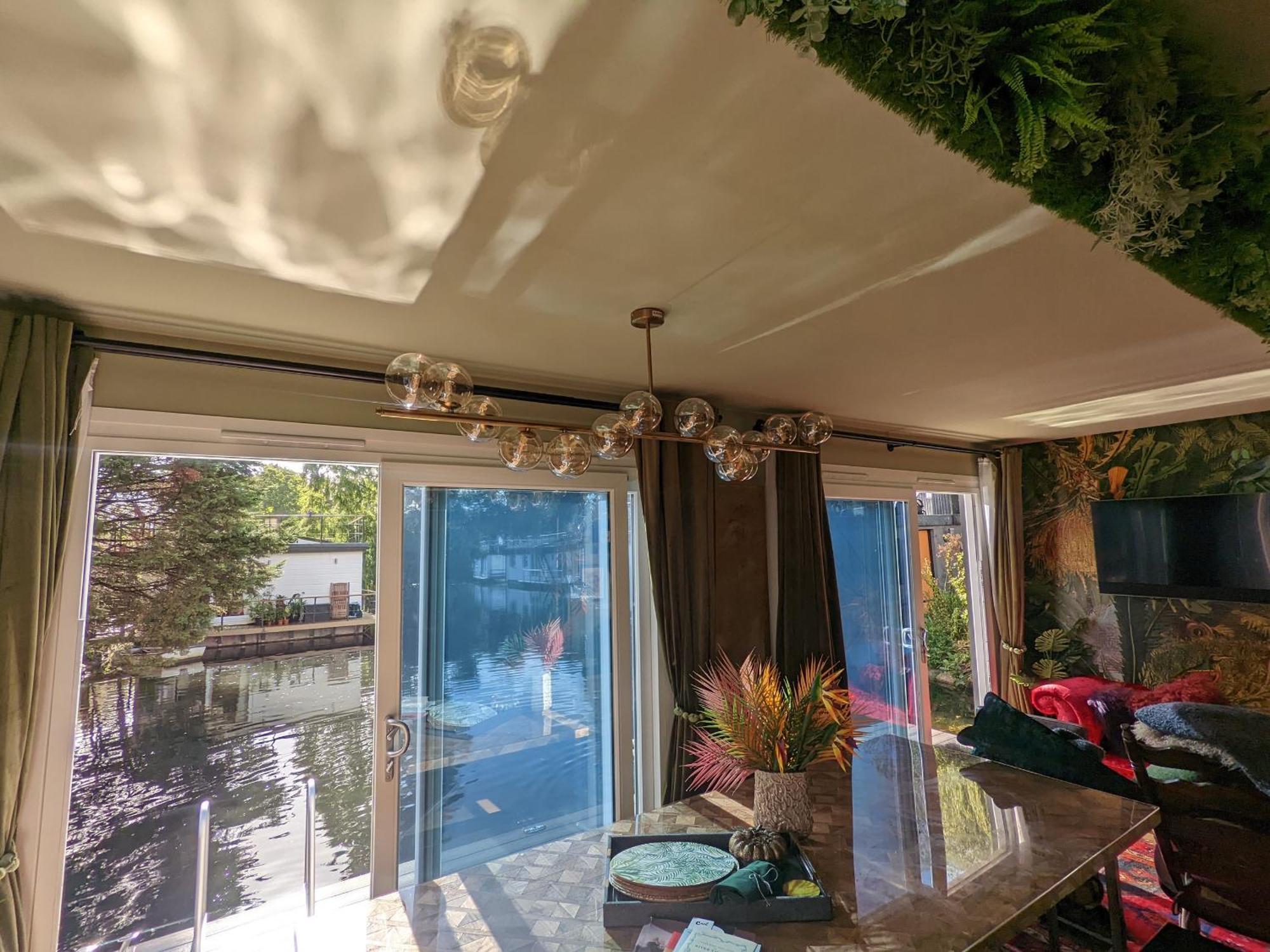 Tulana Taggs - Floating Home On Idyllic Island Hampton Hill Extérieur photo